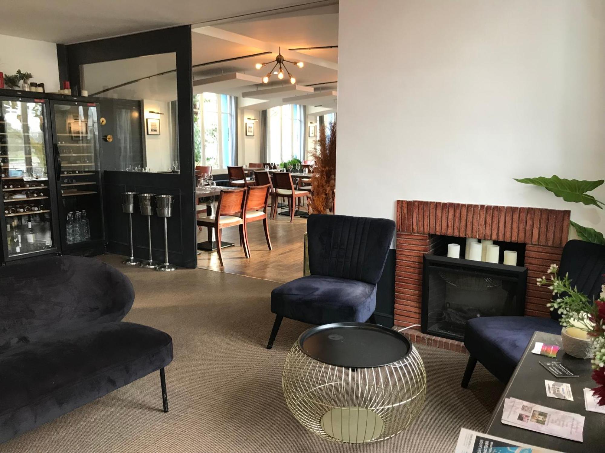Logis Hotel & Restaurant - Les Bords De Seine La Roche-Guyon Exteriör bild
