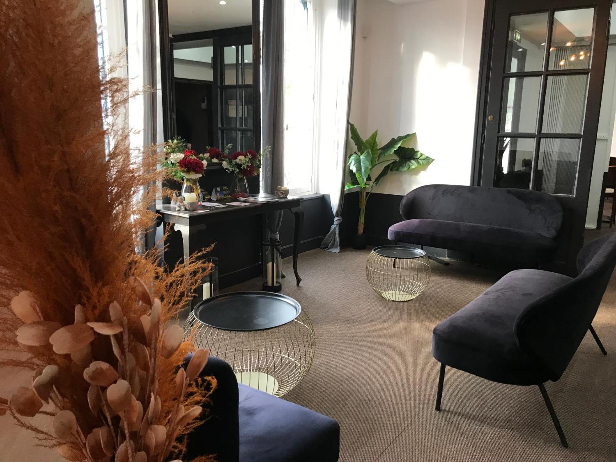 Logis Hotel & Restaurant - Les Bords De Seine La Roche-Guyon Exteriör bild