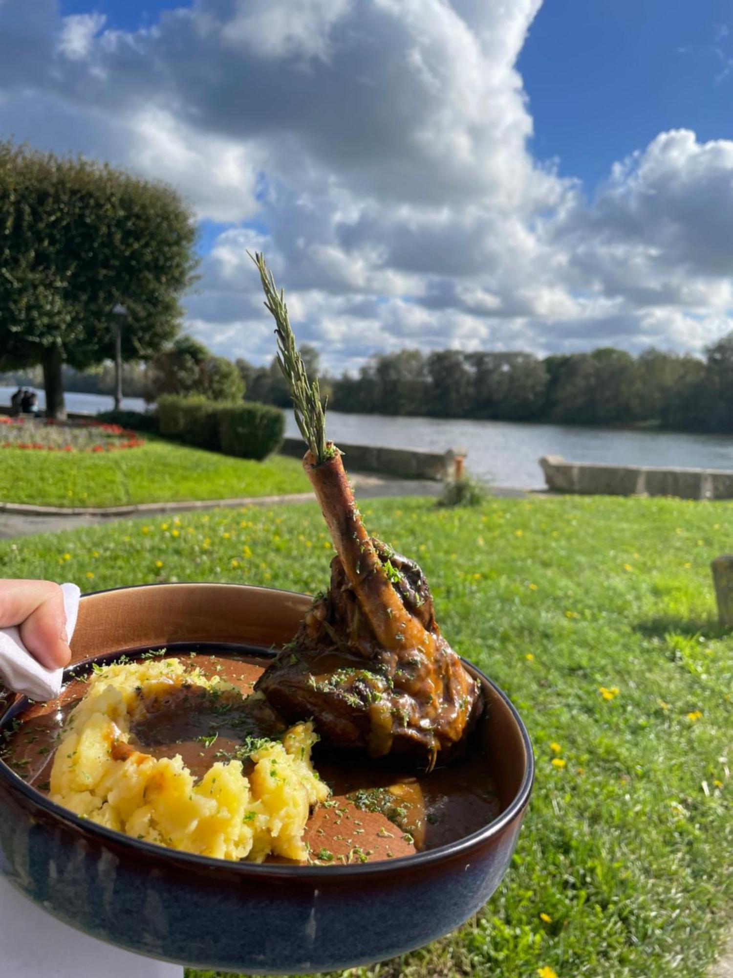Logis Hotel & Restaurant - Les Bords De Seine La Roche-Guyon Exteriör bild