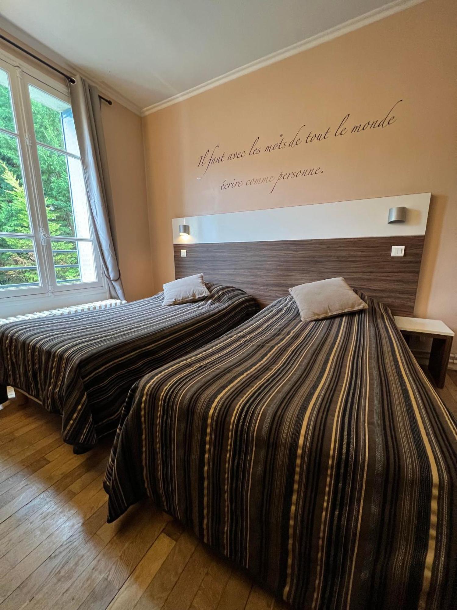 Logis Hotel & Restaurant - Les Bords De Seine La Roche-Guyon Exteriör bild