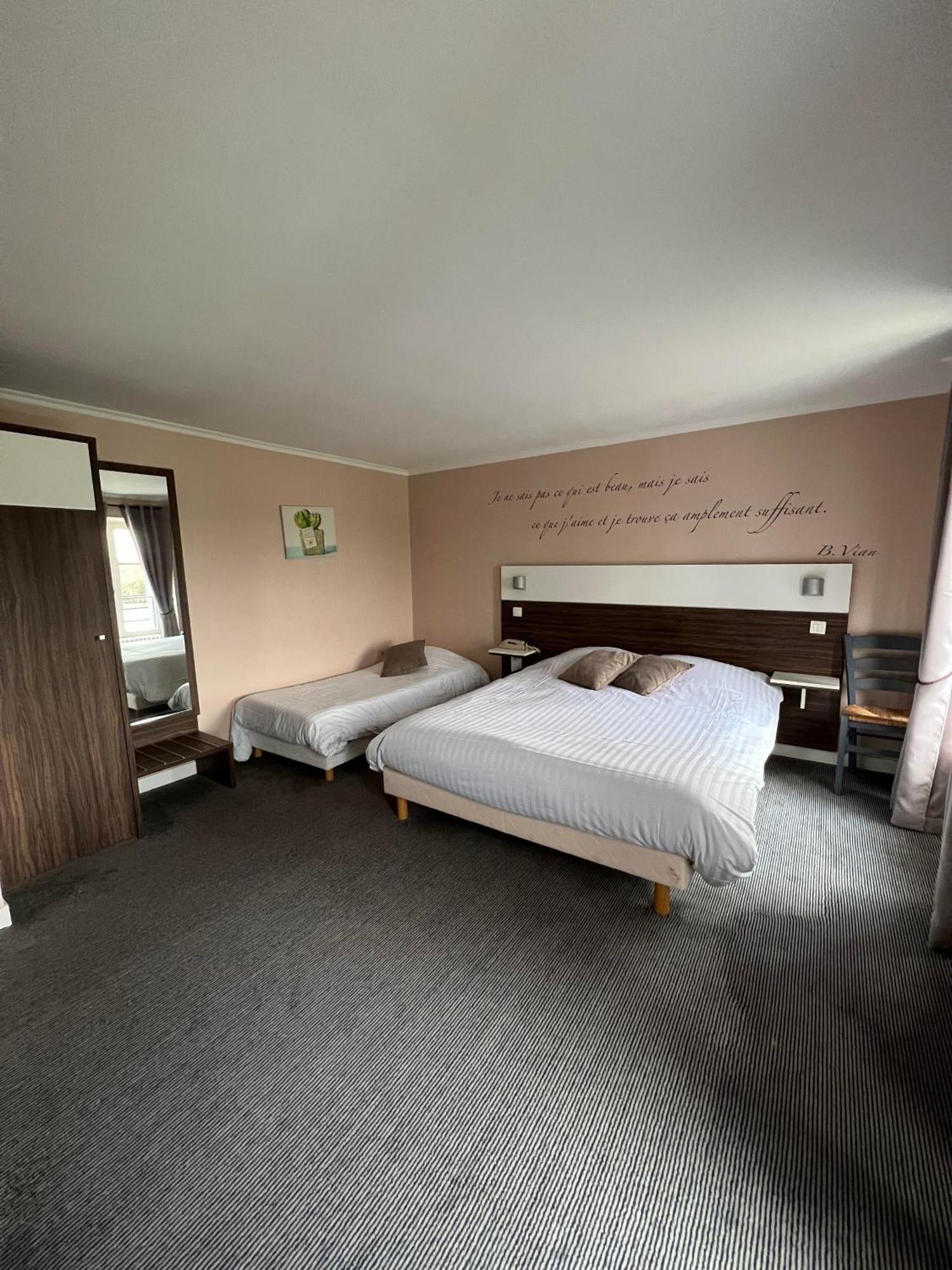 Logis Hotel & Restaurant - Les Bords De Seine La Roche-Guyon Exteriör bild