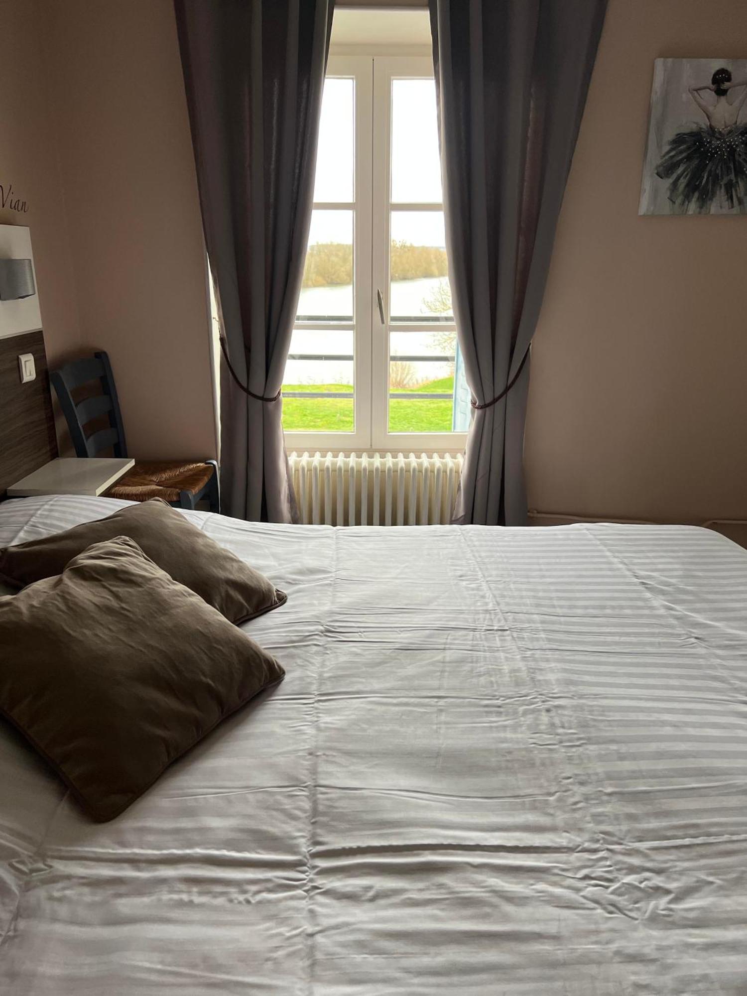 Logis Hotel & Restaurant - Les Bords De Seine La Roche-Guyon Exteriör bild