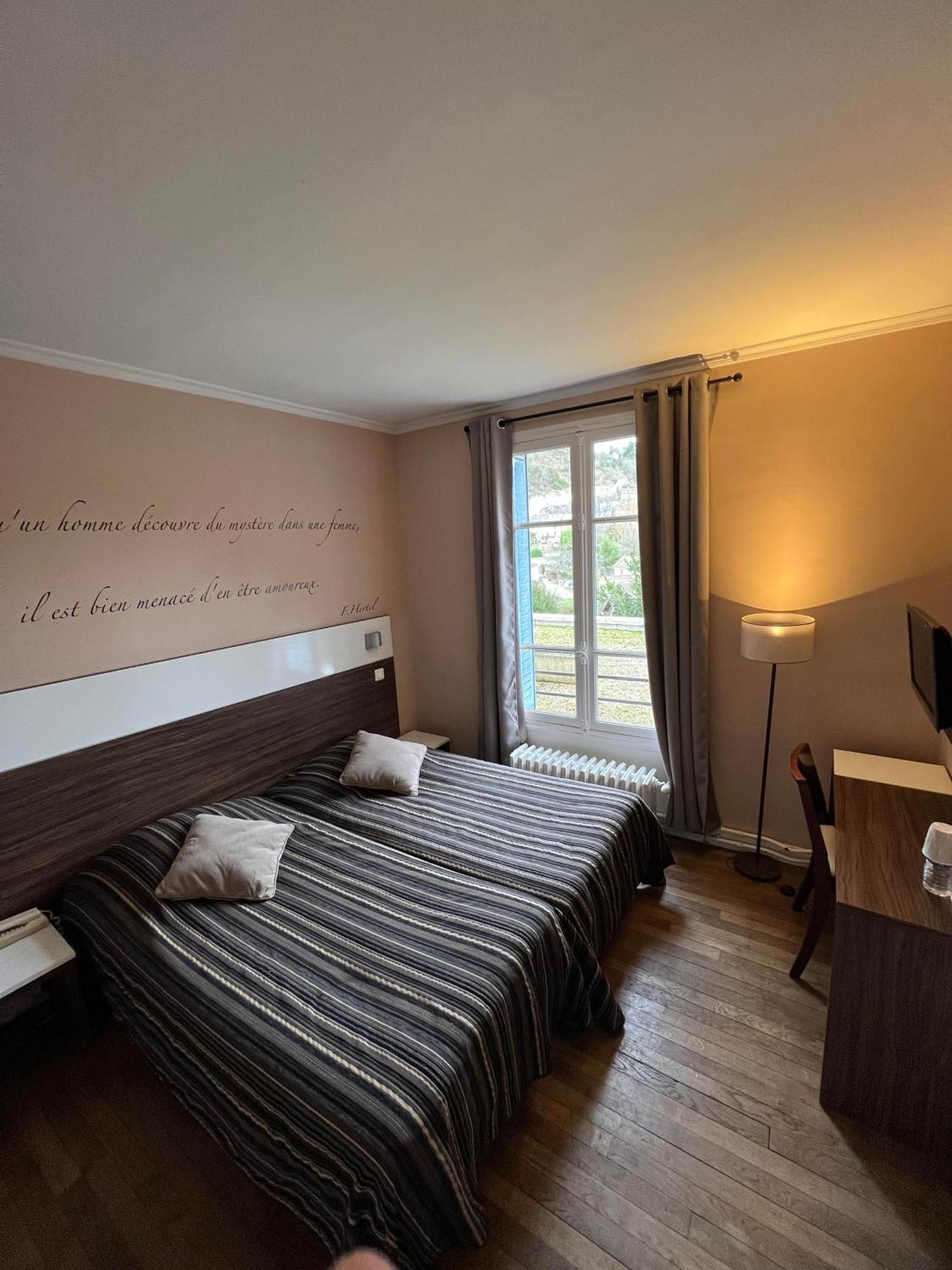 Logis Hotel & Restaurant - Les Bords De Seine La Roche-Guyon Exteriör bild