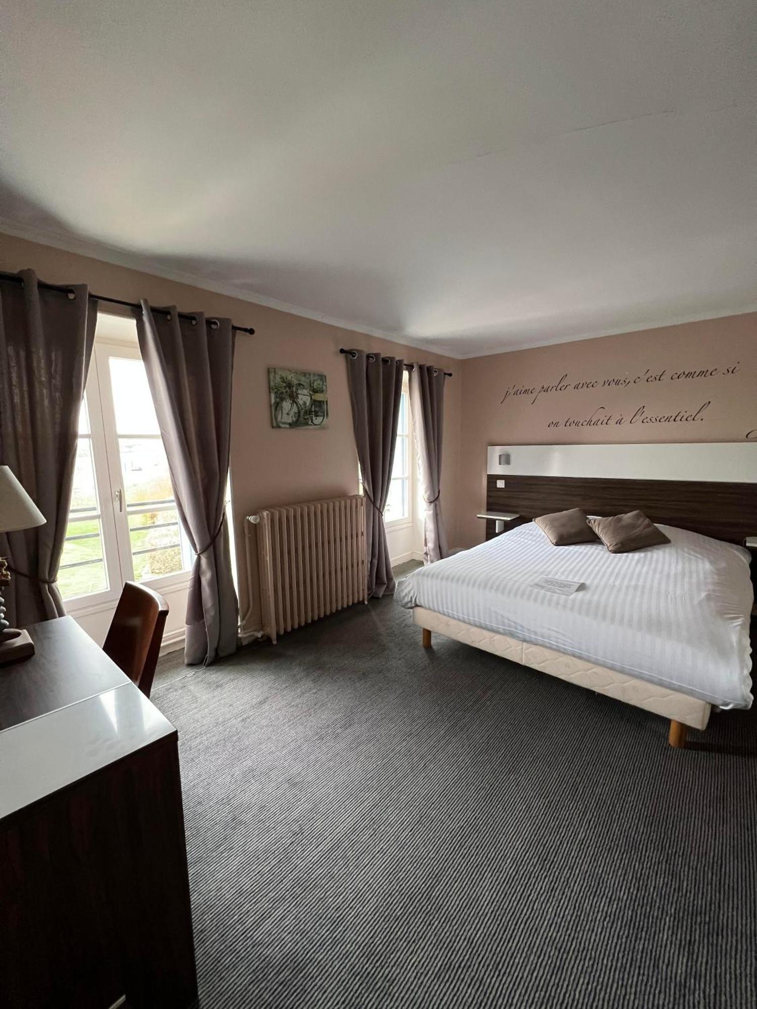 Logis Hotel & Restaurant - Les Bords De Seine La Roche-Guyon Exteriör bild