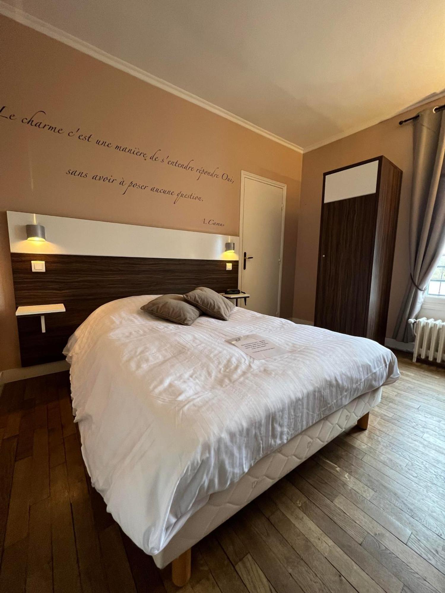 Logis Hotel & Restaurant - Les Bords De Seine La Roche-Guyon Exteriör bild