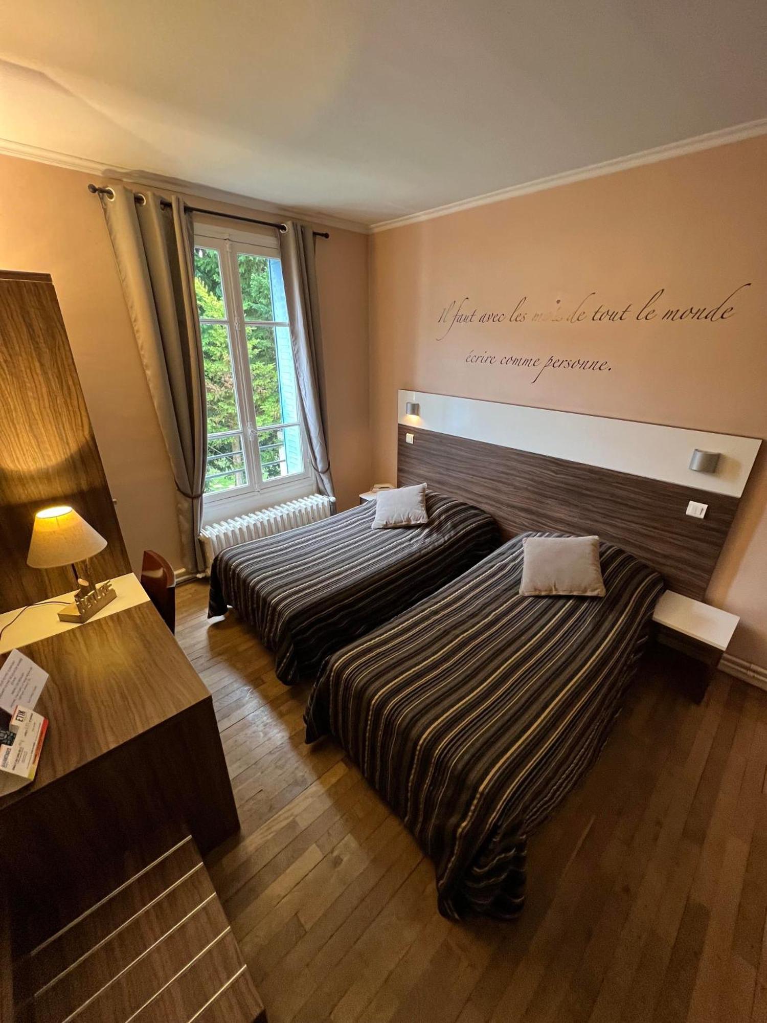 Logis Hotel & Restaurant - Les Bords De Seine La Roche-Guyon Exteriör bild
