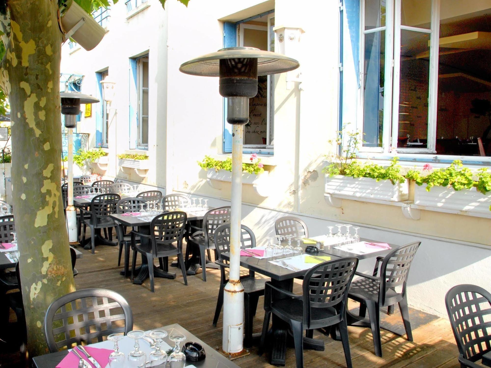 Logis Hotel & Restaurant - Les Bords De Seine La Roche-Guyon Exteriör bild