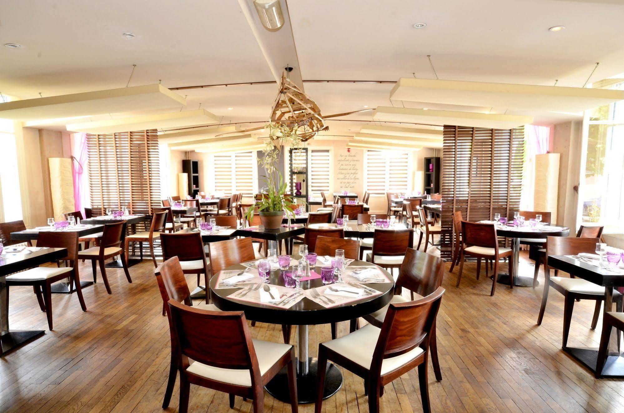Logis Hotel & Restaurant - Les Bords De Seine La Roche-Guyon Exteriör bild