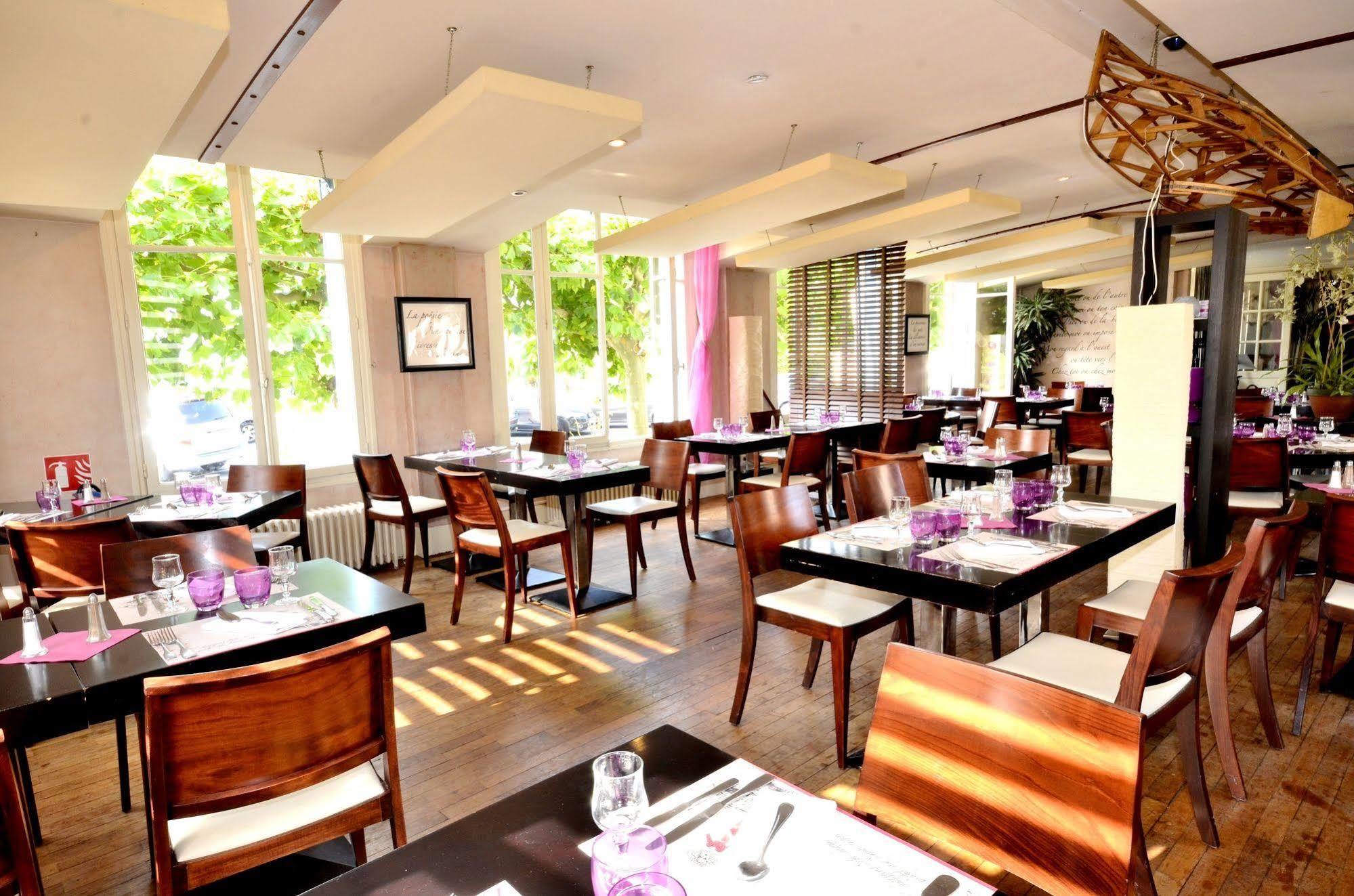 Logis Hotel & Restaurant - Les Bords De Seine La Roche-Guyon Exteriör bild